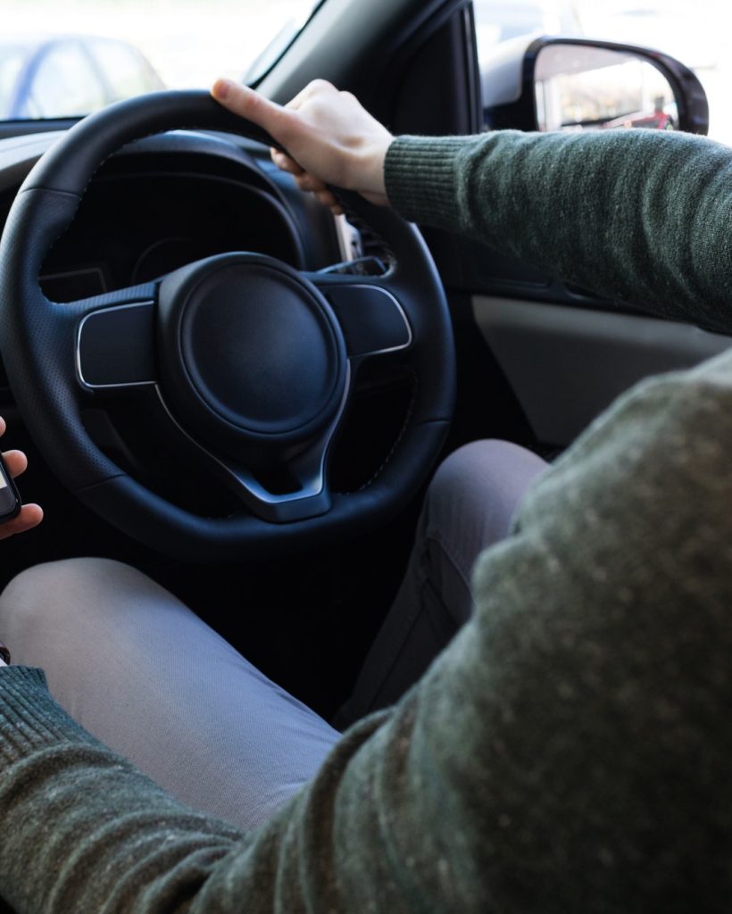 man-using-smartphone-while-driving-car.jpg man-using-smartphone-while-driving-car.jpg