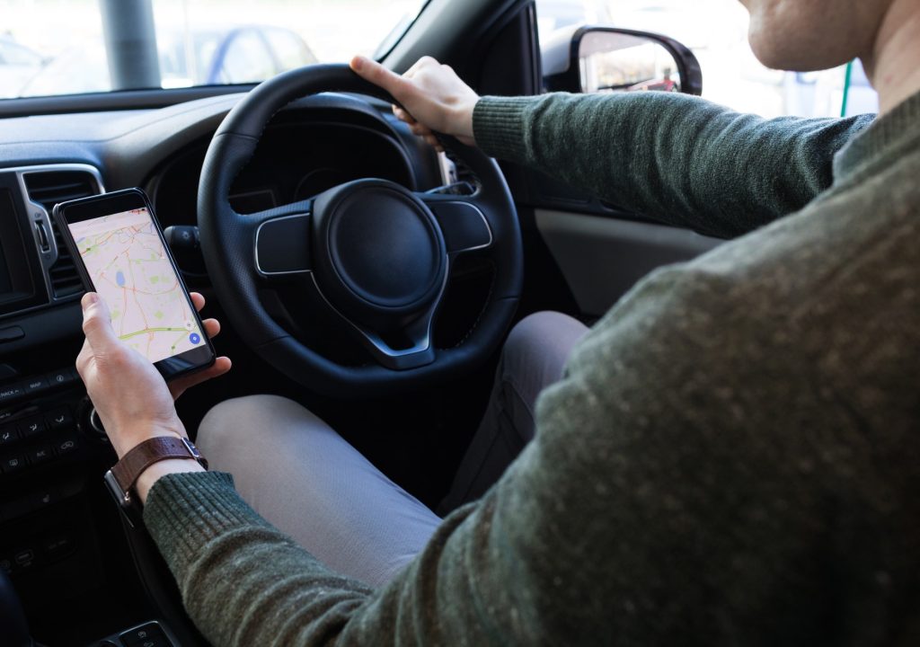man-using-smartphone-while-driving-car.jpg man-using-smartphone-while-driving-car.jpg